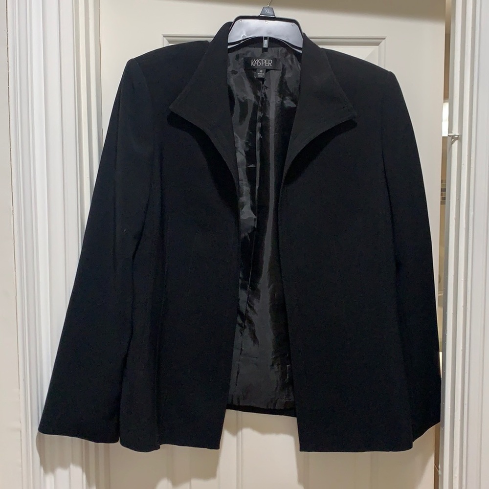 Kasper Black Blazer women’s size 14. Very nice condition!